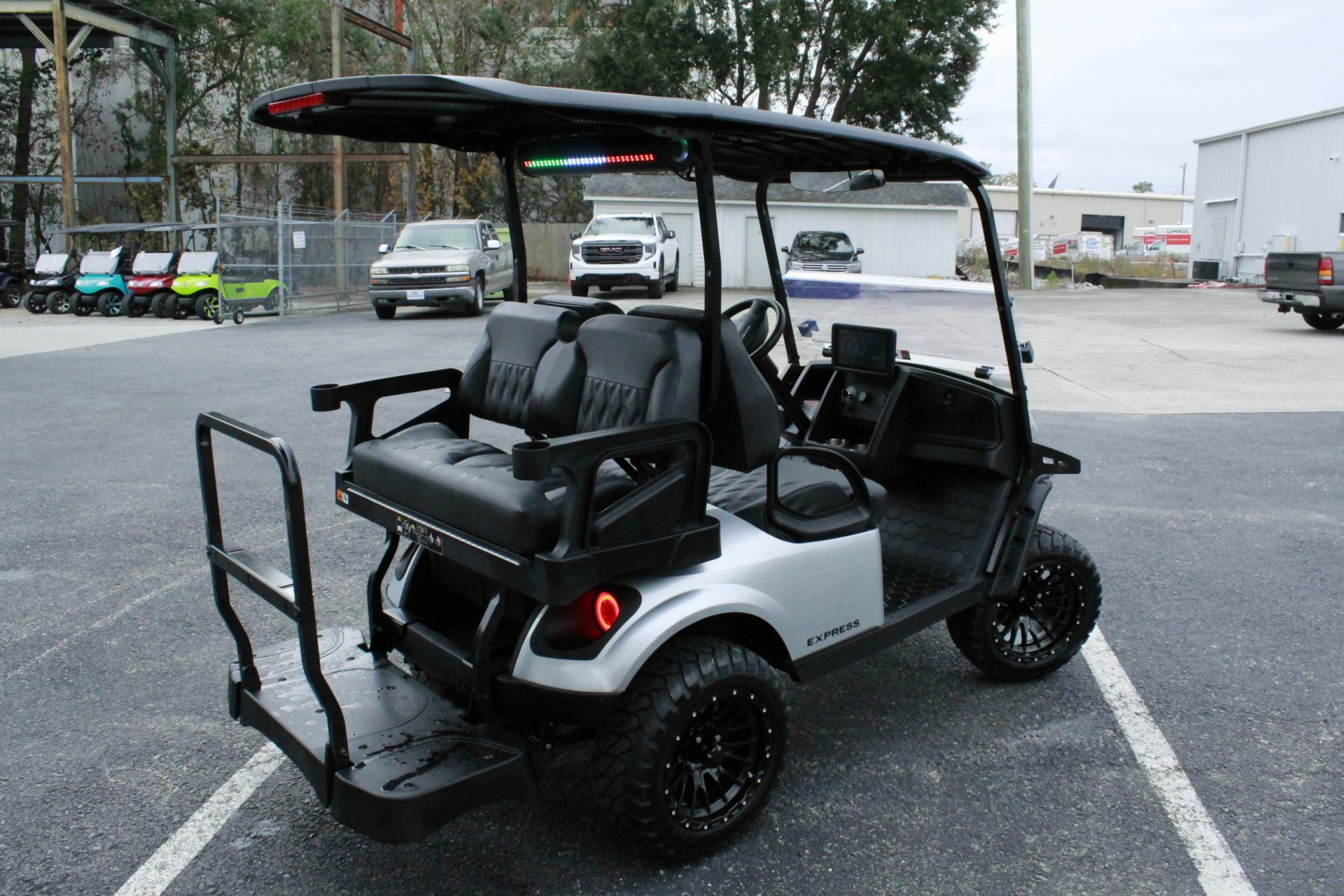 
								2026 E-Z-GO Express 4 Gas (lifted) full									