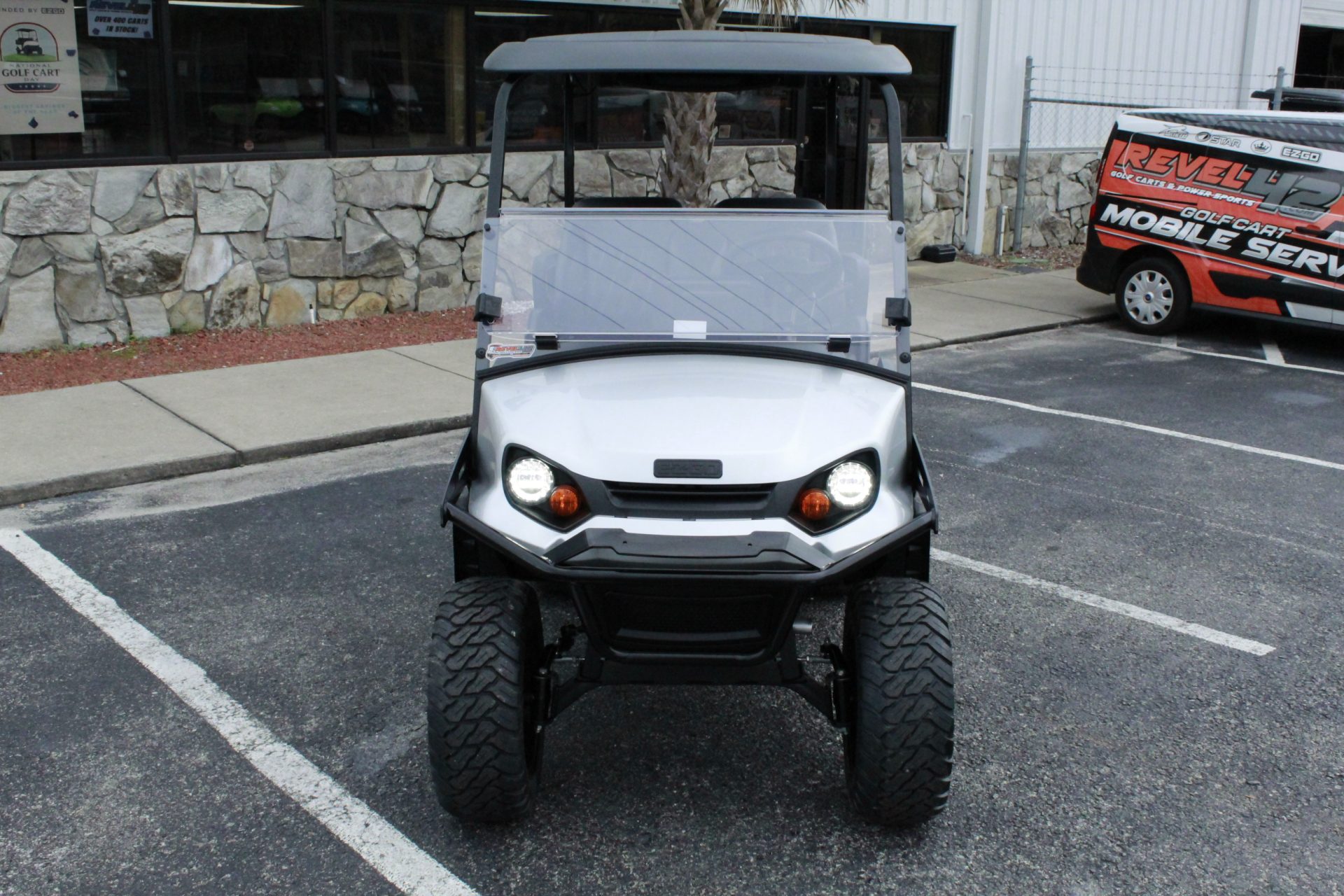 
								2026 E-Z-GO Express 4 Gas (lifted) full									