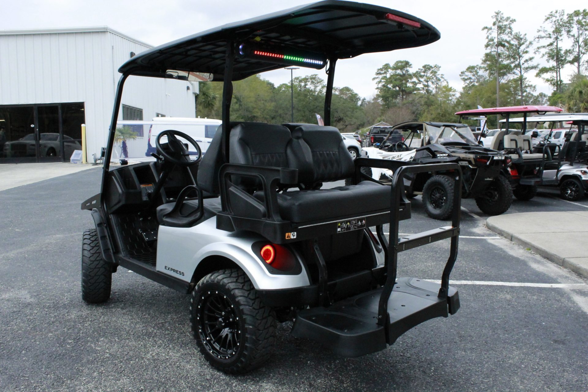 
								2026 E-Z-GO Express 4 Gas (lifted) full									