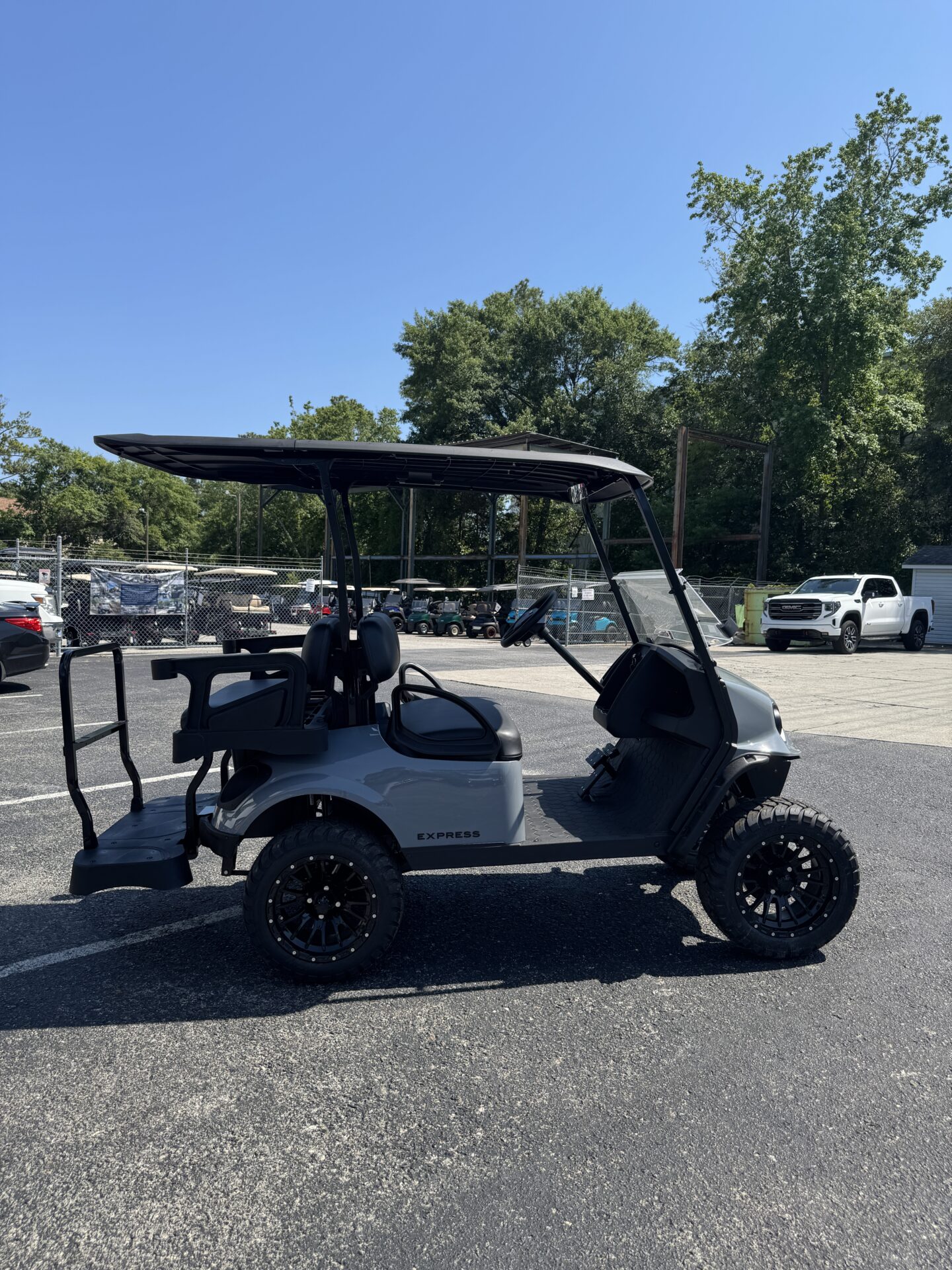 
								2026 E-Z-GO Express 4 Gas (lifted) full									